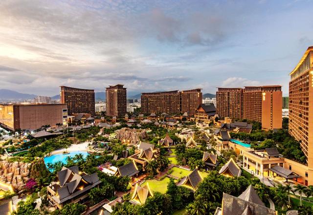 Mangrove Tree Resort World Sanya Bay (Palm Kingdom Hotel)