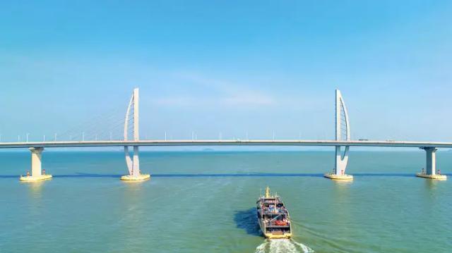 A boat tour of Hong Kong Zhuhai Macao Bridge