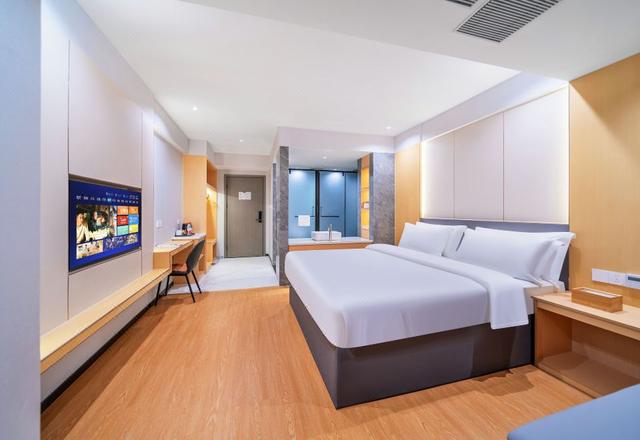 Boris Hotel (Longhu Times Tianjie Shiyou Road Light Rail Station Branch)