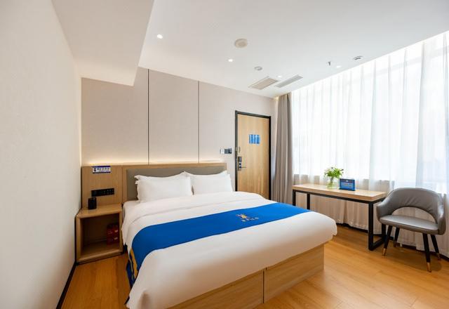 Super 8 Hotel (Beijing Liujiayao Metro Station Oriental Hospital)