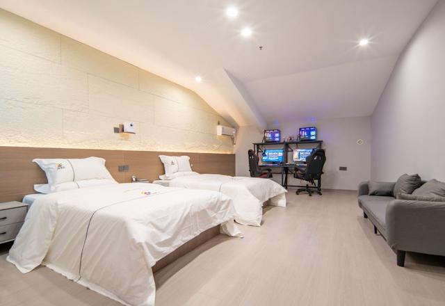 Han Le Square Hotel (Weihai High-speed Railway Station Han Le Square Night Market Store)