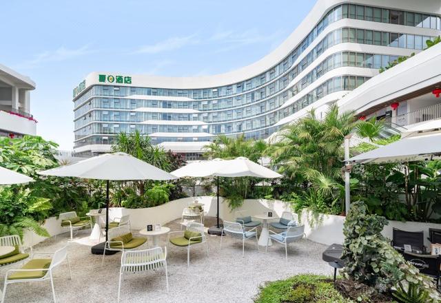 SUMMER HOTEL