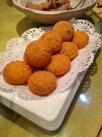 XiaoZi TaiTai (ZhongYang Main Street)
